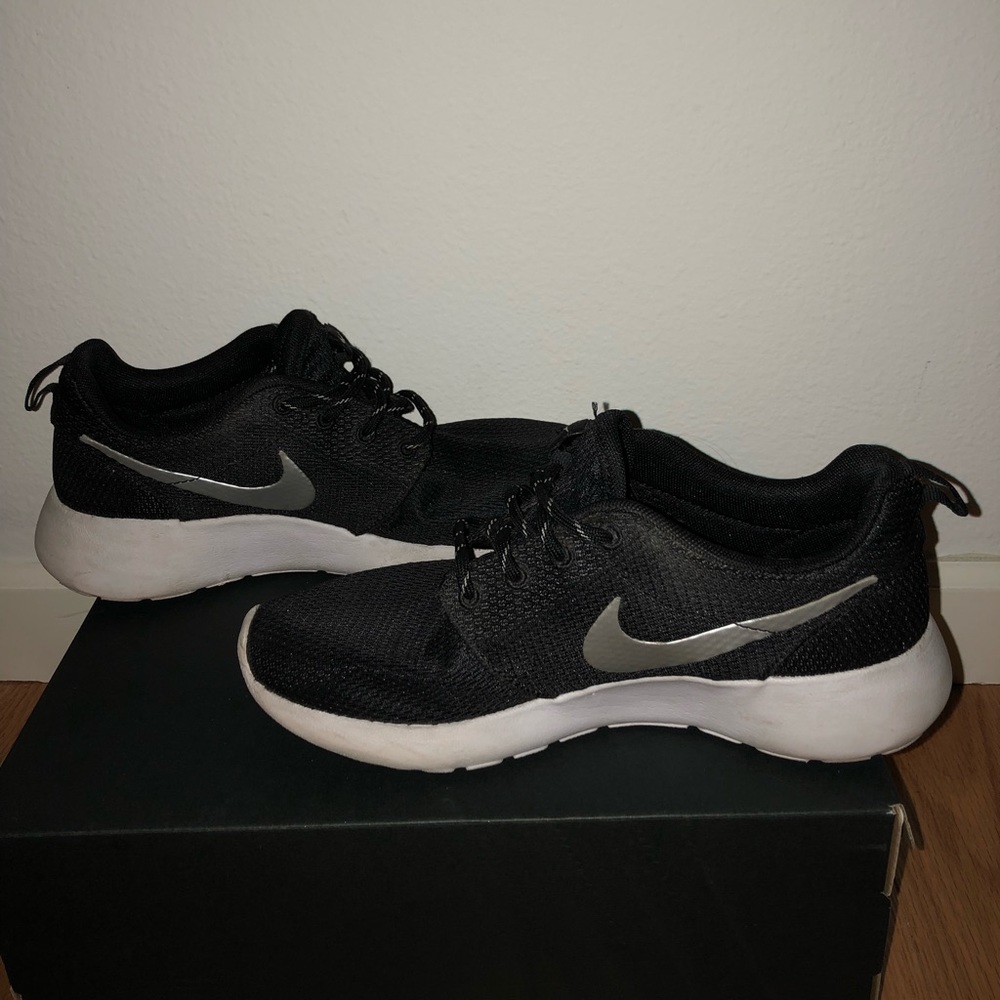 B+w Nike roshe women’s size 6 good condition
